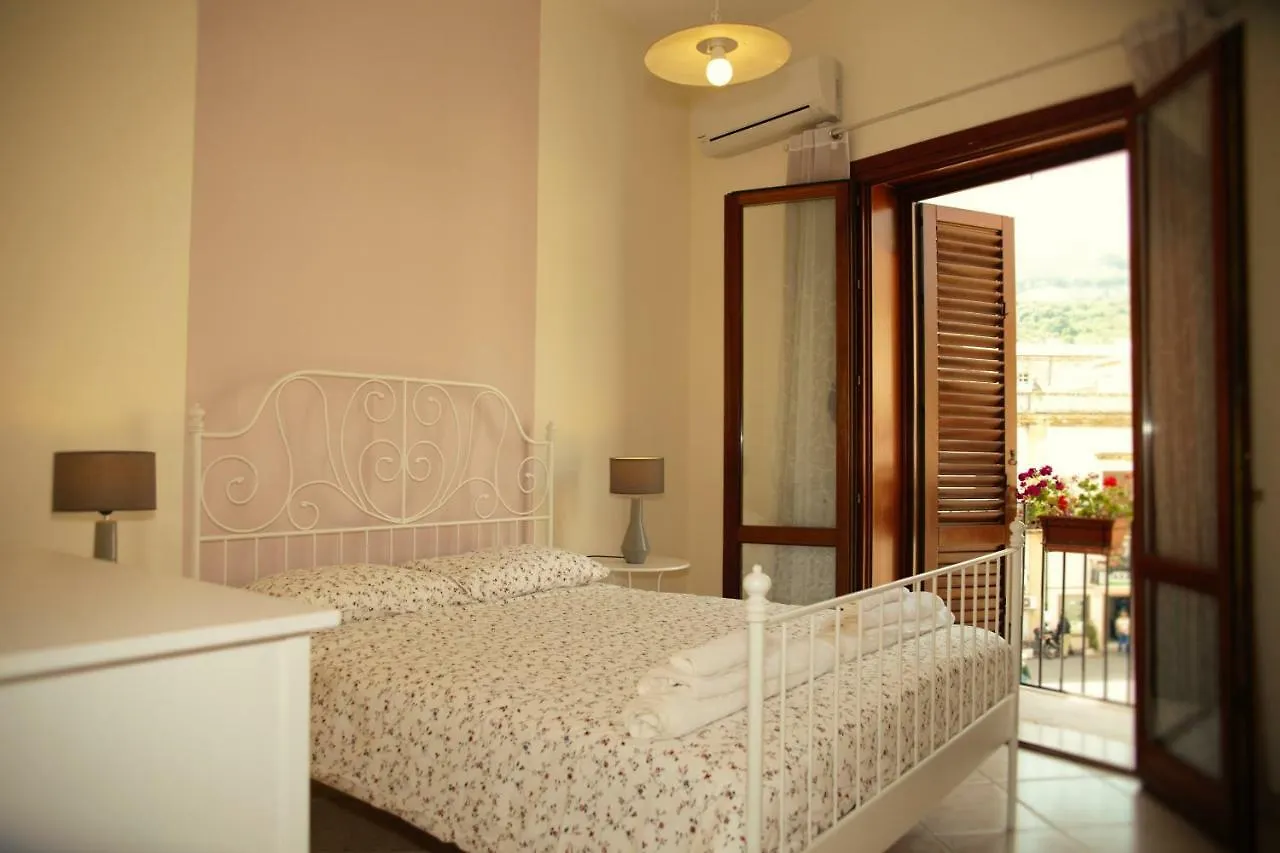 Bed and Breakfast Bnb Donnalaura Carini Ιταλία