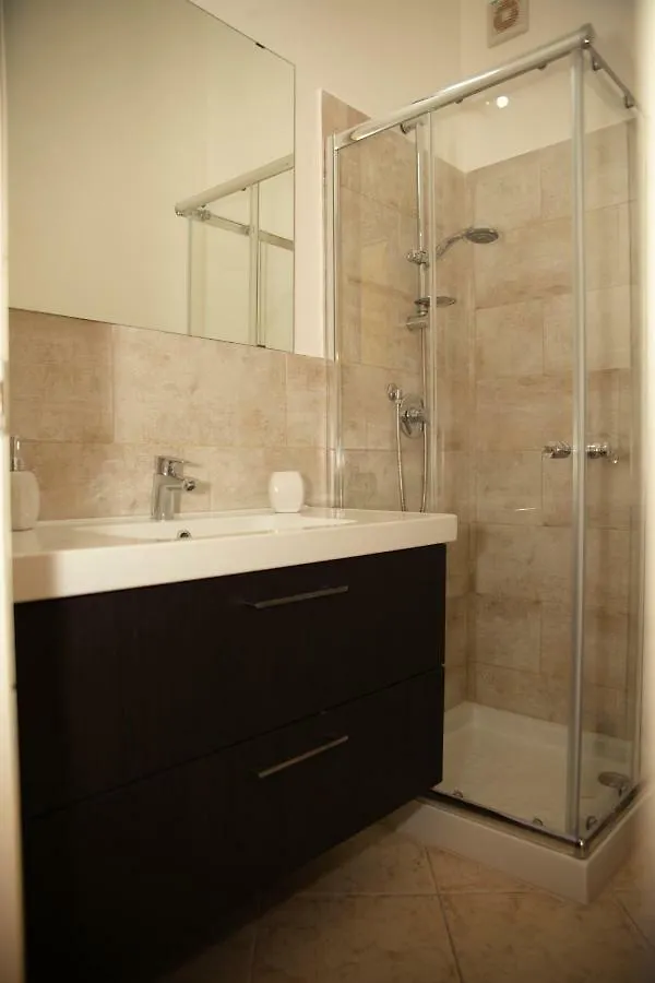 Bnb Donnalaura Carini Bed & Breakfast